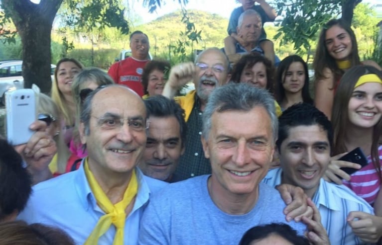 Macri, a pura selfie en las sierras de Córdoba.