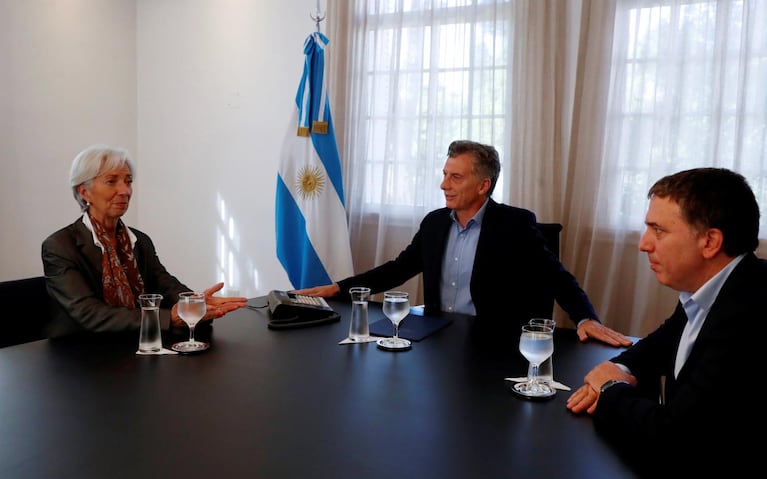 Macri aceptó bajar los salarios y subir la jubilación