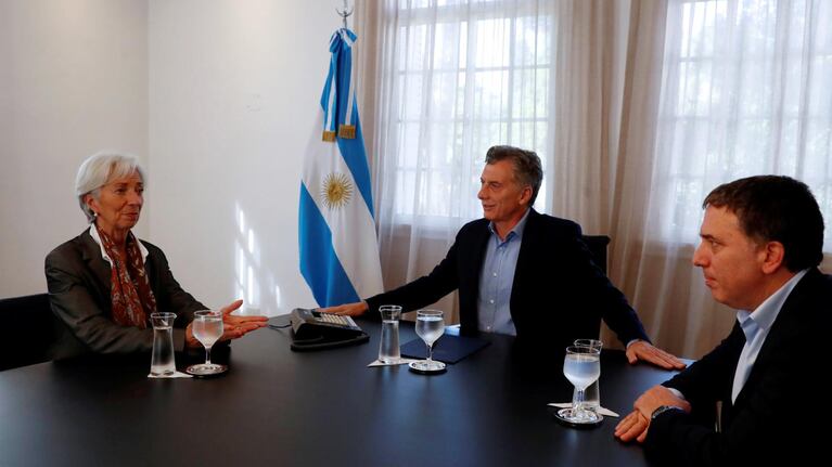 Macri aceptó bajar los salarios y subir la jubilación