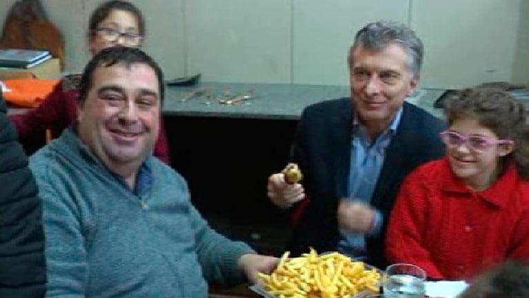Macri almorzó en el comedor "Yo te ayudo" de Villa Azalais