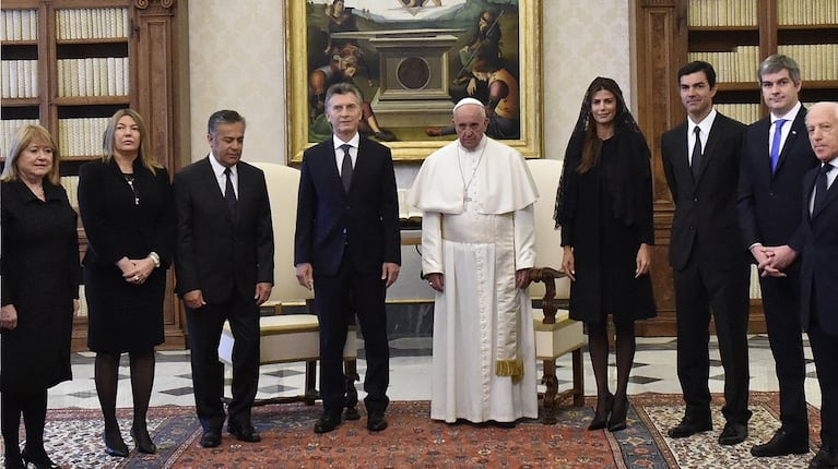 Macri, Awada, Peña, Malcorra y los tres gobernadores junto al Papa Francisco.