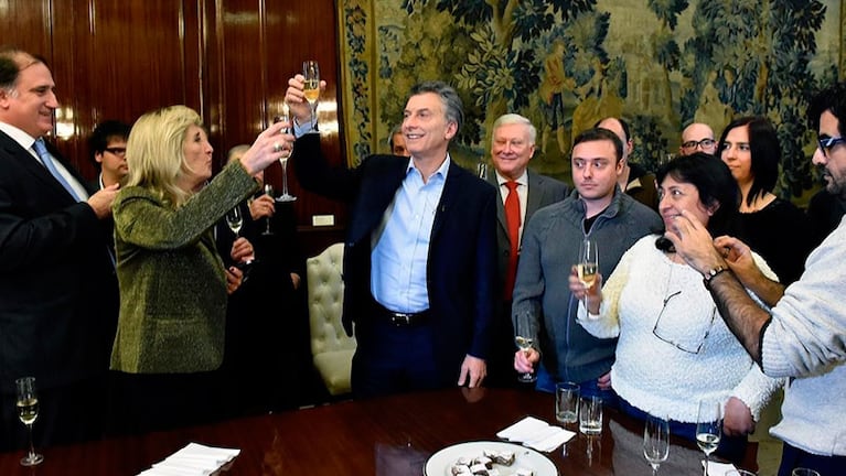 Macri brindó con los periodistas en su día.