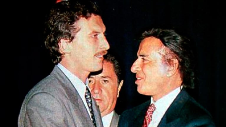 Macri con bigotes y Menem con patillas, en una foto de archivo.