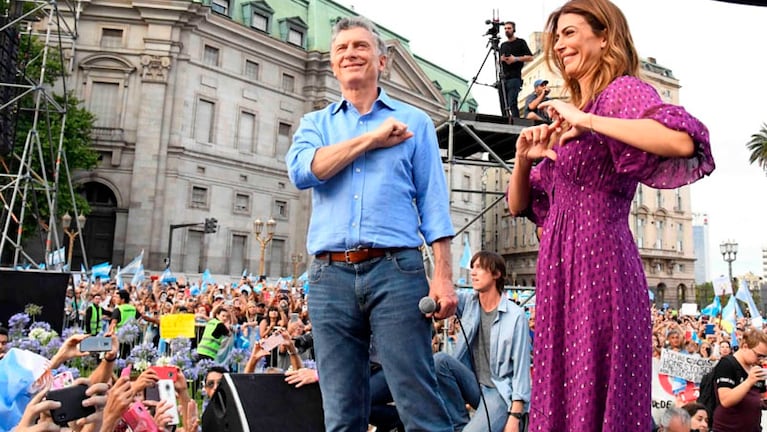 Macri dio un discurso acompañado de su esposa, Juliana Awada.