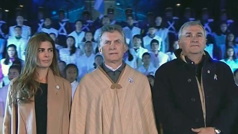 Macri encabezó el himno junto a Juliana Awada y Gerardo Morales.