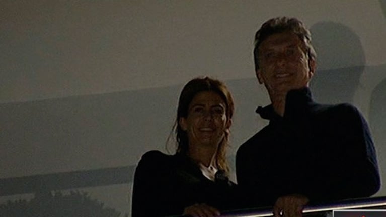 Macri festejó en el balcón junto a su familia.