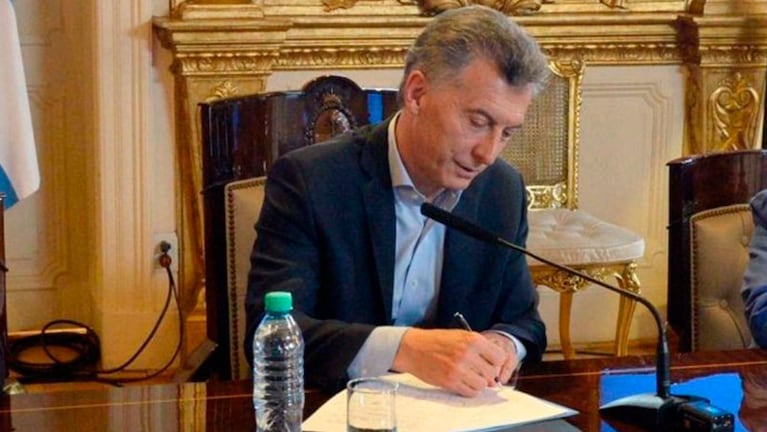 Macri firmó el decreto por el bono de fin de año.