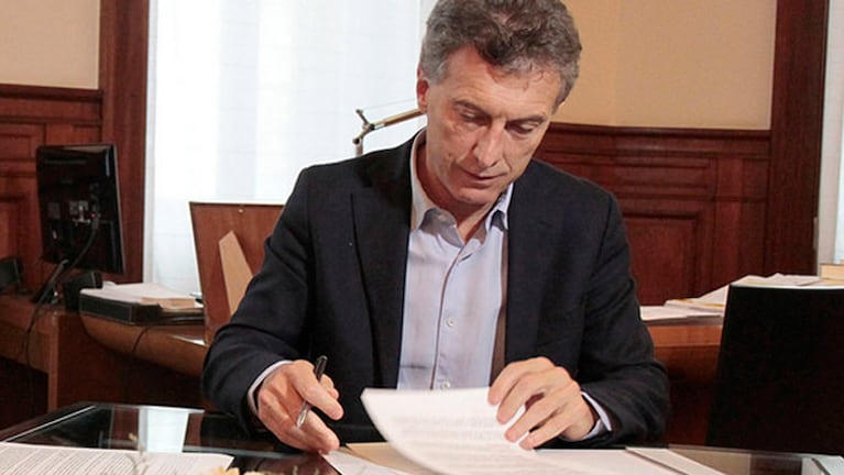 Macri frimó el decreto que exime al aguinaldo del pago de ganancias.