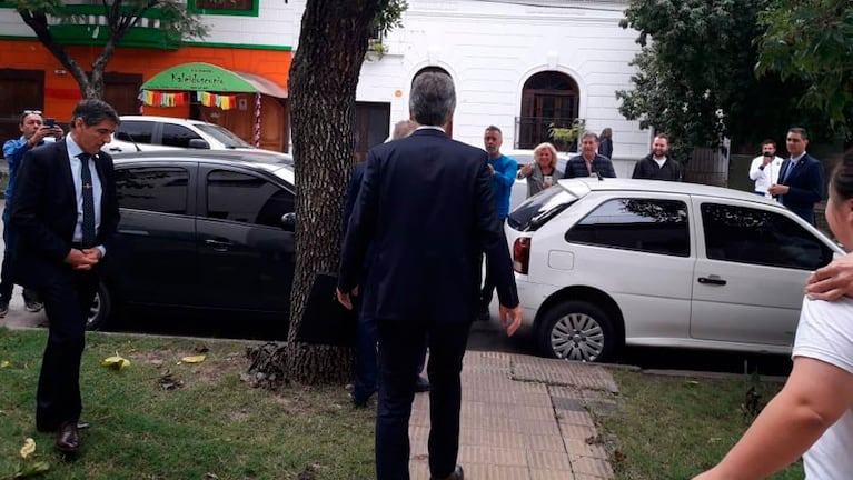 Macri fue fotografiado saliendo de la vivienda. / Foto: La Voz del Interior