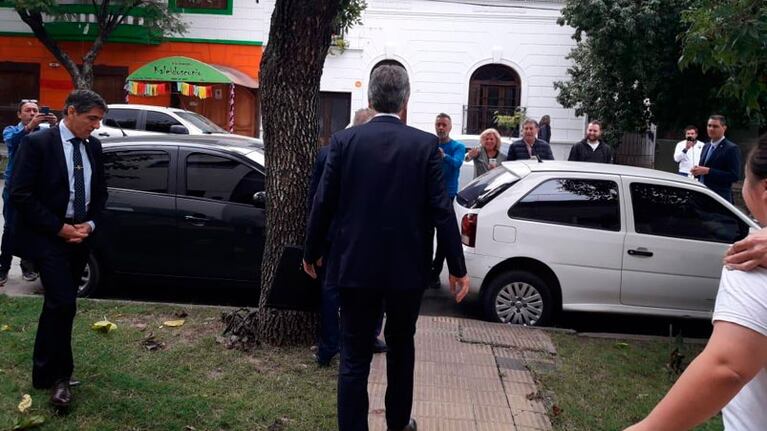Macri fue fotografiado saliendo de la vivienda. / Foto: La Voz del Interior