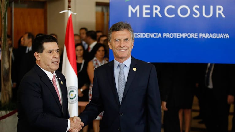 Macri fue recibido por Horacio Cartes, el presidente paraguayo. 