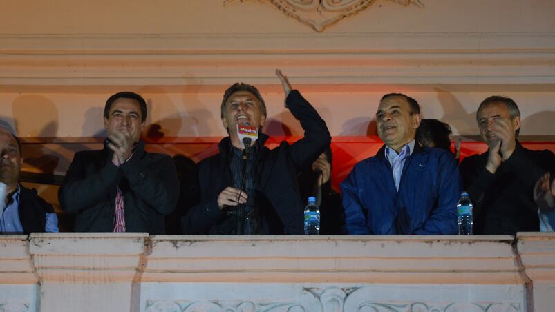 Macri habla escoltado por Mestre y Lábaque. Foto: Lucio Casalla.