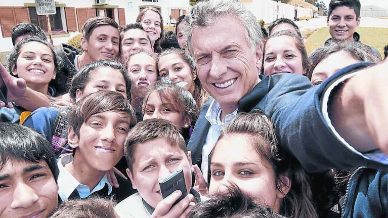 Macri junto a alumnos cordobeses, en una de sus visitas a nuestra provincia.