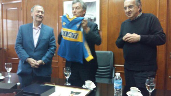 Macri junto a la camiseta de Boca cuando Fiat era su sponsor. 