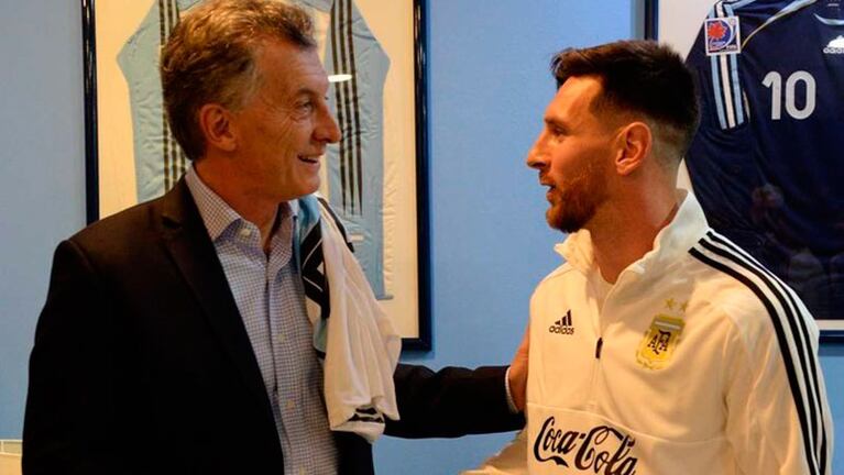 Macri junto a Messi antes de partir a Barcelona con la Selección.