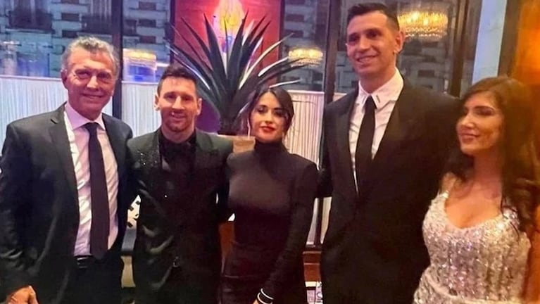 Macri junto a Messi y el Dibu en los premios The Best. 