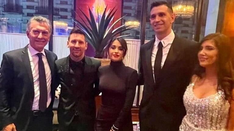 Macri junto a Messi y el Dibu en los premios The Best.