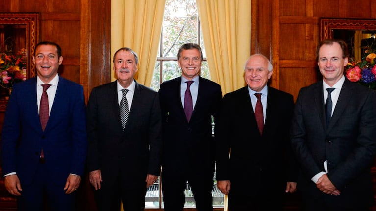 Macri junto a Schiaretti y los otros gobernadores que lo acompañaron a la gira.