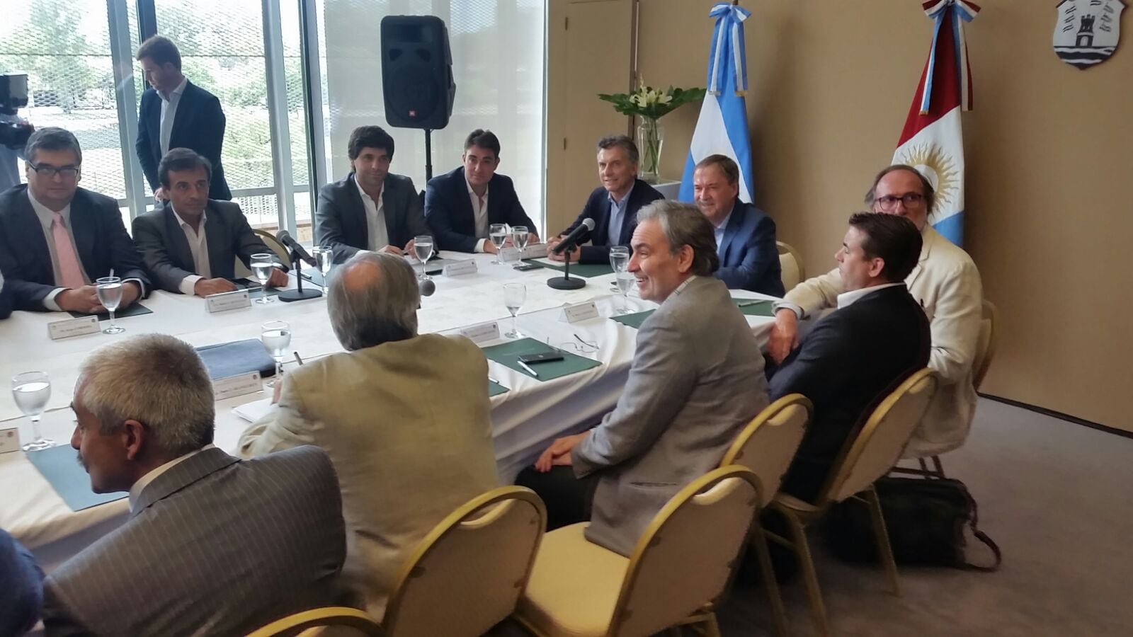 Macri junto a Schiaretti y su gabinete en la Casa de Gobierno. Foto: Keko Enrique