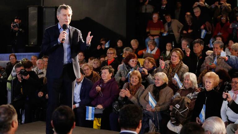 Macri junto a un grupo de jubilados, en uno de sus anuncios.