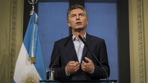 "Macri las pone juntas, adelante, casi ni las mueve. Está como contenido".