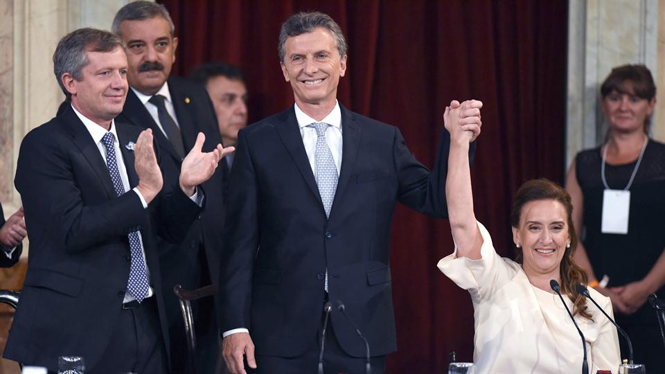 Macri levanta la mano de su vicepresidenta Gabriela Michetti. Foto: La Nación.