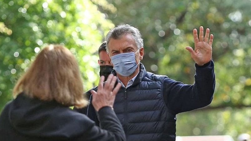 Macri llegó a la escuela con una bolsa con facturas para la prensa.