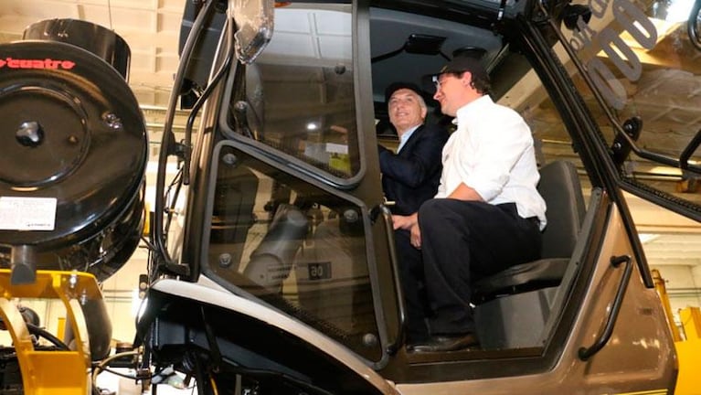 Macri manejó un tractor, bailó y anunció crecimiento