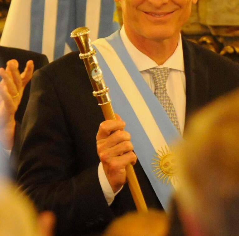 Macri optó por un bastón que no era el del orfebre Juan Pallarols