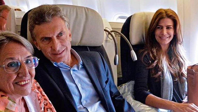 Macri posa para una foto que le pidió una pasajera.