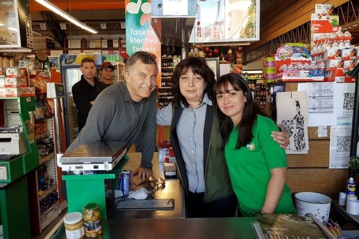 Macri posó sonriente con las trabajadoras del supermercado.