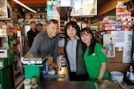 Macri posó sonriente con las trabajadoras del supermercado.
