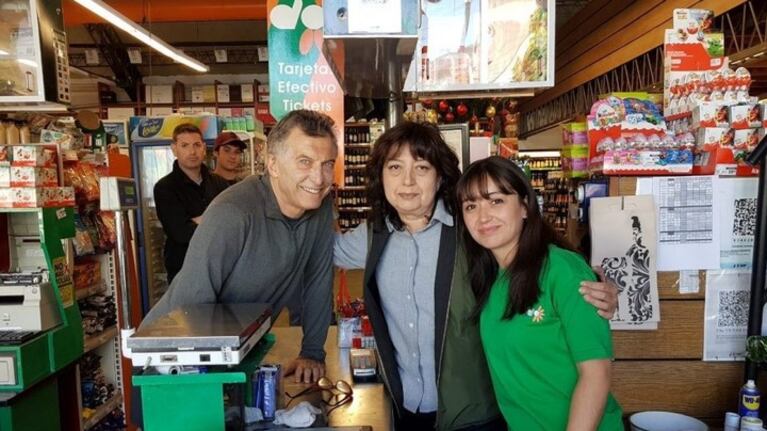 Macri posó sonriente con las trabajadoras del supermercado.