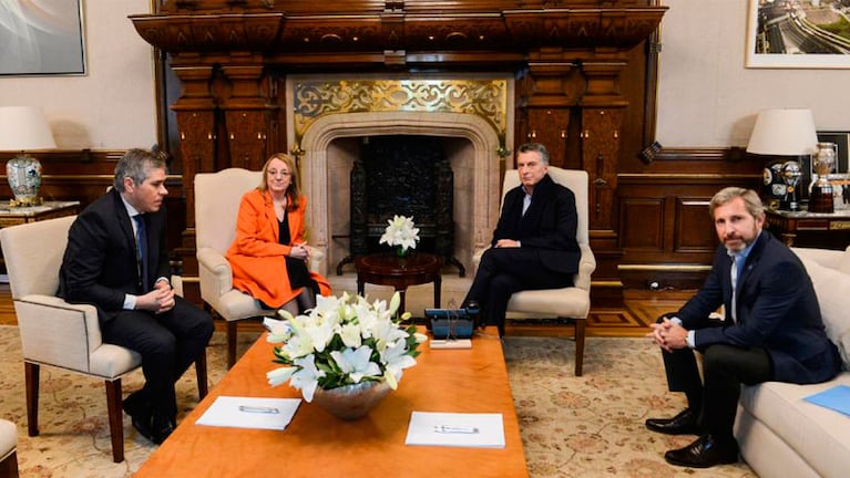 Macri recibió a Alicia Kirchner en el despacho presidencial. 