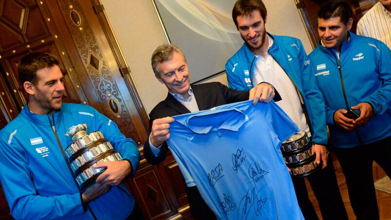 Macri recibió una remera de Delpo firmada por todos. 