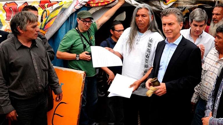 Macri retomó la campaña y firmó un acta con la comunidad Qom. Foto: Clarín.