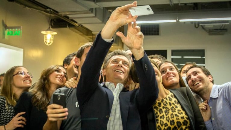 Macri sacándose una selfie junto a un grupo de jóvenes.