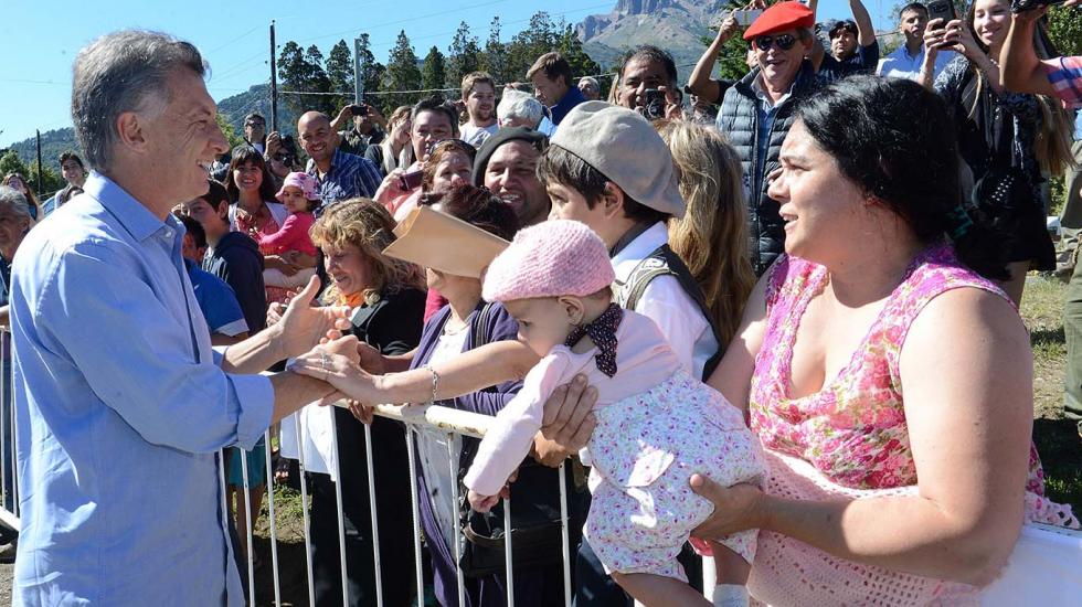 Macri saludando a la gente en Villa Traful, después de la agresión.