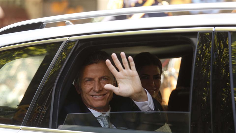 Macri saludando a la gente mientras se dirigía al Congreso. Foto: La Nación.