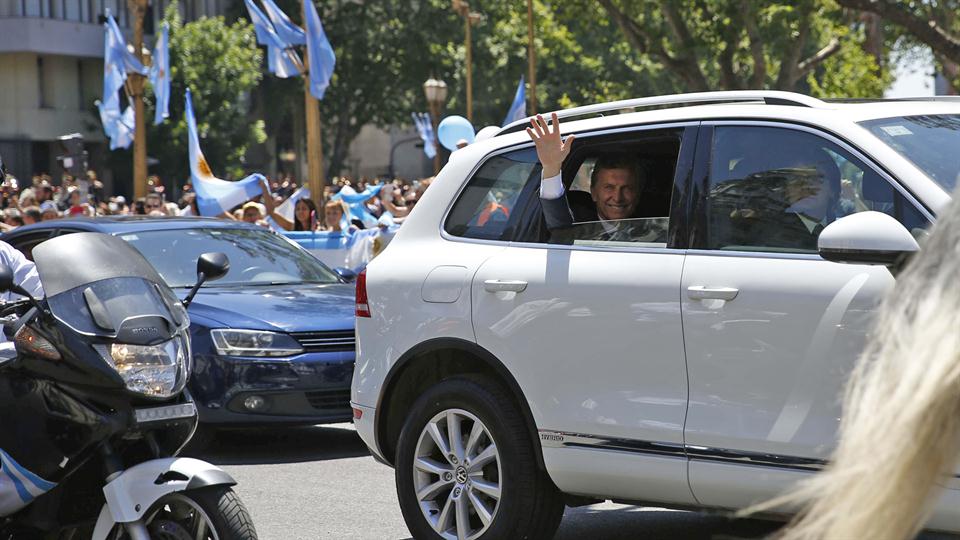 Macri saludando a la gente mientras se dirigía al Congreso. Foto: La Nación.