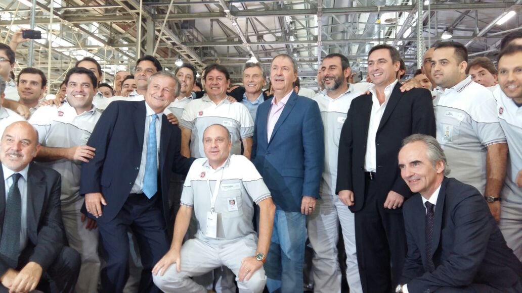 Macri, Schiaretti y Mestre posando para la foto con los empleados de Fiat.