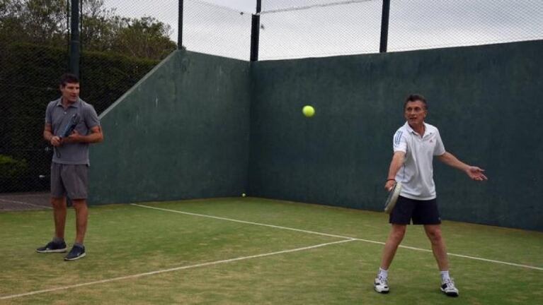 Macri se esguinzó jugando al padel y deberá operarse