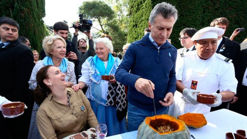 Macri sirvió el primer plato de locro acompañado de Michetti.