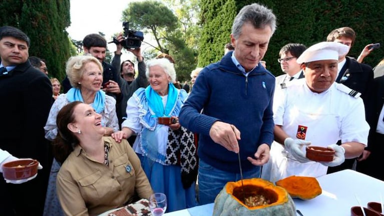 Macri sirvió el primer plato de locro acompañado de Michetti.
