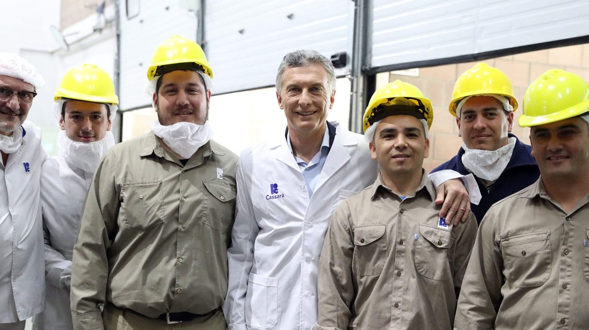 Macri tuvo un diálogo 100 por ciento futbolero con los empleados del laboratorio.