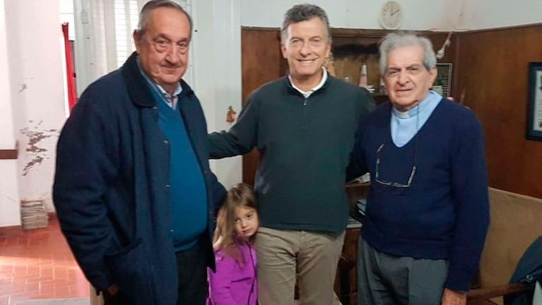 Macri y Antonia junto al intendente Lunghi y al padre Troncoso.