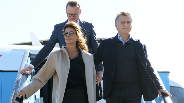 Macri y Awada la bajar del avión en Amsterdam.