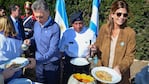 Macri y Awada sirviendo locro en la Quinta de Olivos.