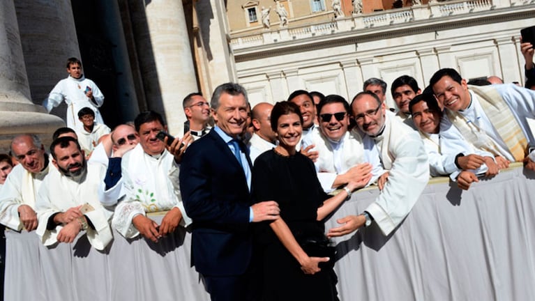Macri y Awada, sonrientes en el Vaticano.