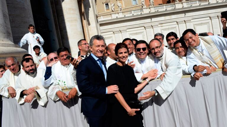 Macri y Awada, sonrientes en el Vaticano.